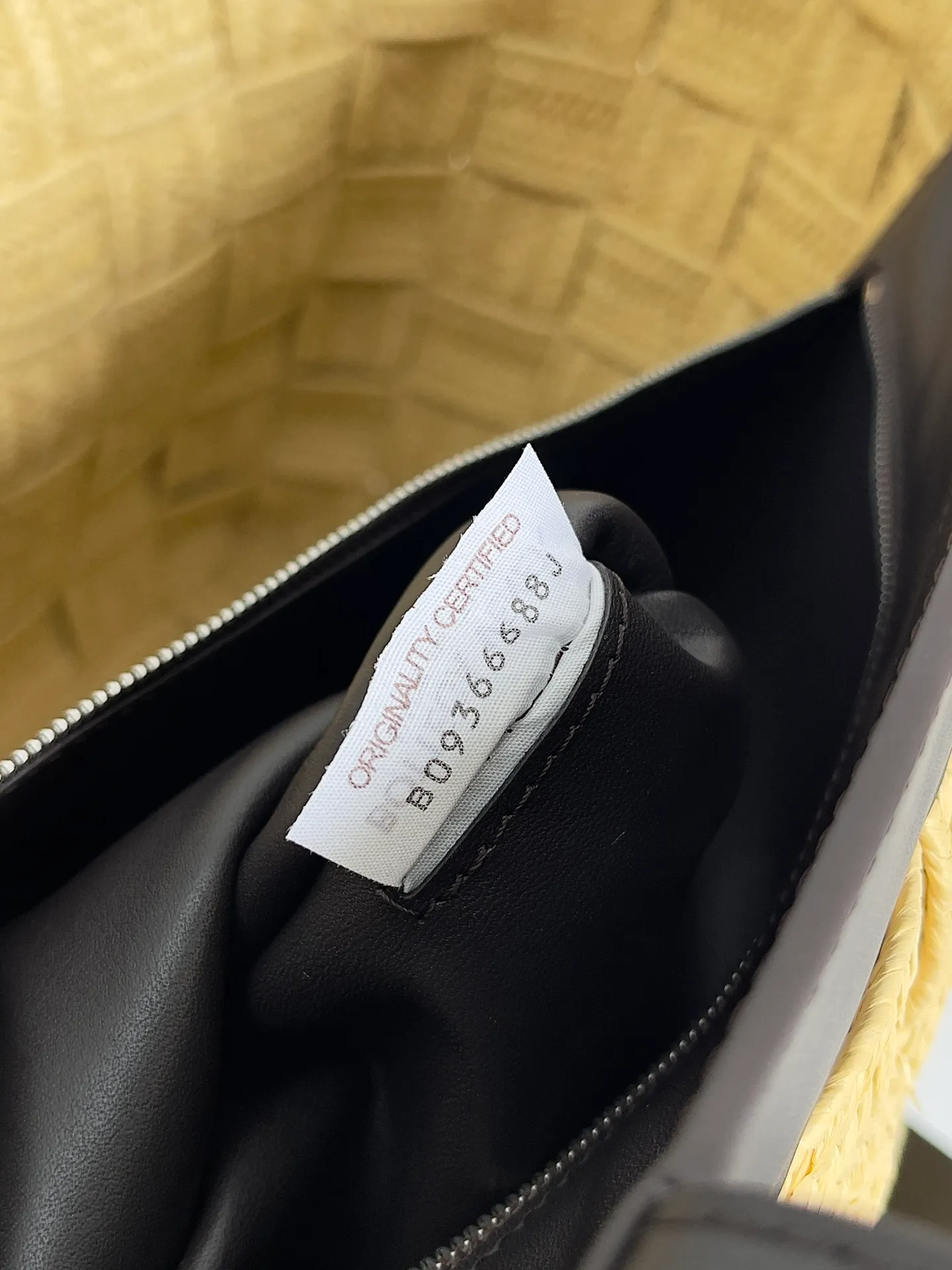 Batch 1960 Bottega Veneta BV straw shoulder bag. A super literary BV straw bag with a shopping bag shape. The top of the wrist bag is made of the highest grade lambskin. BV’s material selection is really impeccable. The straw part is very beautiful, elegant and natural, and the romance of phila grass. Phila grass is also called the wishing grass and love grass. It has a beautiful meaning for the one you love most. It is versatile and fashionable and has a large capacity. Style number: 730874 Size: 56*22*32